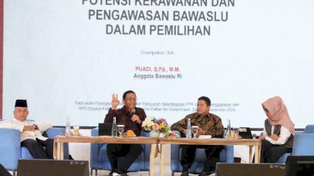 Anggota Bawaslu Puadi saat menjadi narasumber pada kegiatan Rapat Koordinasi Pembinaan dan Penguatan Kapasitas Badan ad hoc, di Kota Banjarmasin, Kalimantan Selatan.