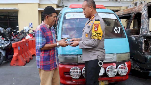 Polrestabes Makassar Ganti Mobil Pete-pete yang Terbakar Saat Demo Ricuh Depan Unibos