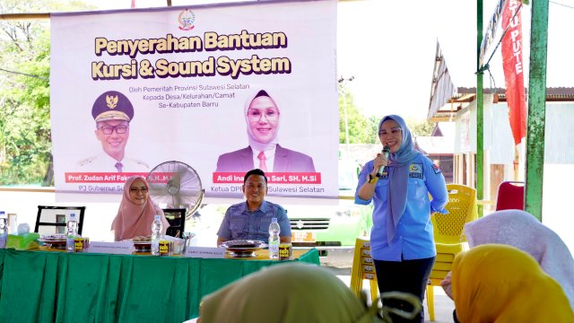 Ketua DPRD Sulsel Salurkan Bantuan Buat 55 Desa di Barru