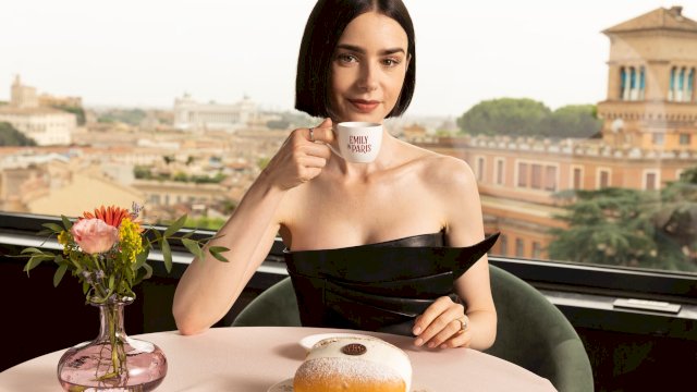 Lily Collins pemeran Emily dalam serial 'Emily in Paris' yang diunggah di akun X Netflix.