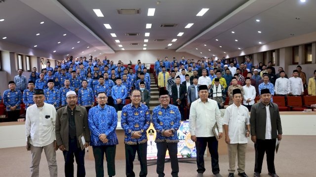 Wali Kota Makassar Serahkan SK ke 50 Imam Masjid
