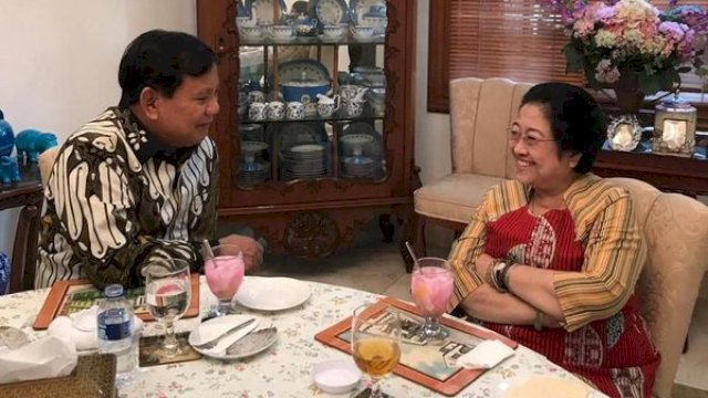  Ketua Umum Megawati Soekarnoputri dengan Ketua Umum Partai Gerindra Prabowo Subianto.