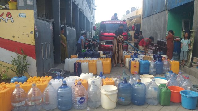 Tim Indira-Ilham Bagi-bagi Air Bersih ke Warga Terdampak Kekeringan