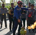 Satpol PP dan Damkar Makassar Latih Satlinmas Tangani Kebakaran Tabung Gas