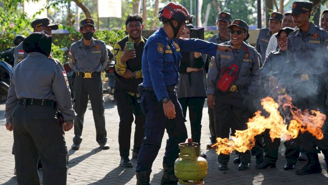 Satpol PP dan Damkar Makassar Latih Satlinmas Tangani Kebakaran Tabung Gas