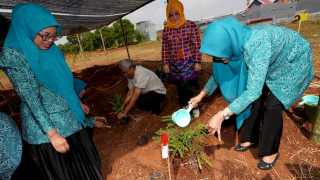 Pj Ketua TP PKK Sulsel Ninuk Triyanti Zudan Resmikan Taman Herbal Makassar