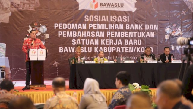 Anggota Bawaslu Herwyn JH Malonda saat membuka Sosialisasi Pemilihan Bank dan Pembahasan Pembentukan Satuan Kerja Baru Bawaslu Kabupaten/Kota, Kamis (3/10/2024).