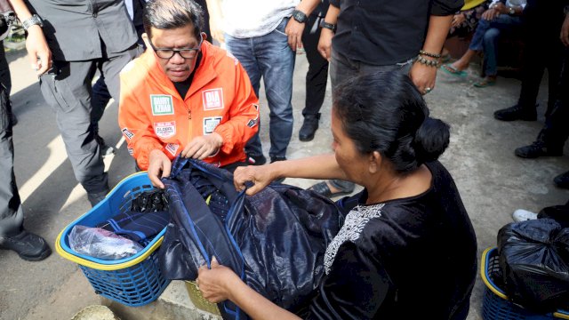 Azhar Arsyad Masuk Pasar Kalimporo Beli Sarung, Pedagang Teriak Nomor Satu