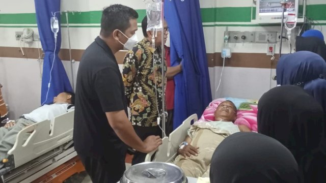 Calon Bupati Bantaeng, Uji Nurdin saat menjenguk Subhan di RS
