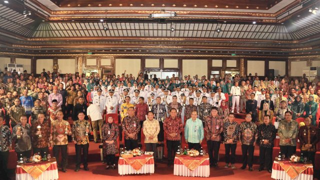 Pemprov Sulsel Raih Penghargaan Upakarya Wanua Nugraha dari Kemendagri