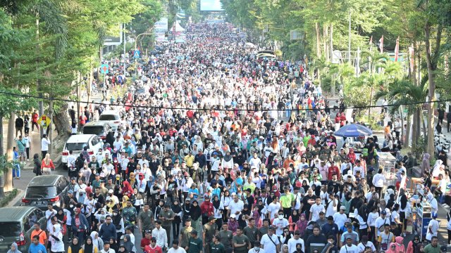 Prof Zudan Lepas 535.500 Peserta di Jalan Sehat Serentak HUT Sulsel