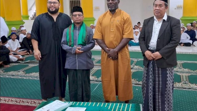 Mantan Pelatih Persipura Jacksen Tiago Masuk Islam