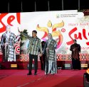 Meriahkan HUT Sulsel, Pjs Wali Kota Makassar Kenakan Sutra Motif Kotak di Fashion Show