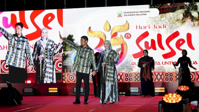 Meriahkan HUT Sulsel, Pjs Wali Kota Makassar Kenakan Sutra Motif Kotak di Fashion Show