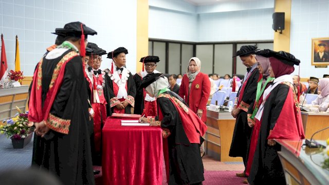 Unhas Resmi Kukuhkan Empat Guru Besar, Dorong Interdisiplin dan Kreativitas