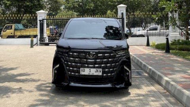 Jokowi Dapat Hadiah MPV Mewah Toyota Alphard Jelang Turun Takhta