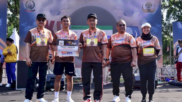 Prof Zudan Serahkan Hadiah Umroh ke Azhar Ismail Peserta Korpri Run 2024