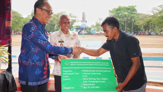 Kunker di Pangkep, Prof Zudan Serahkan Sejumlah Bantuan untuk Masyarakat