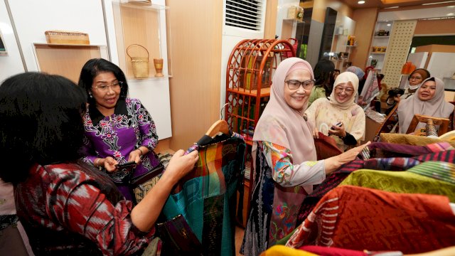 Ninuk Zudan Perkenalkan Wastra Sulsel kepada Dekranasda Kaltara