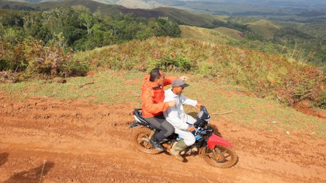 Demi Temui Warga Seko, Danny Pomanto Nekat Jajal Medan Berlumpur