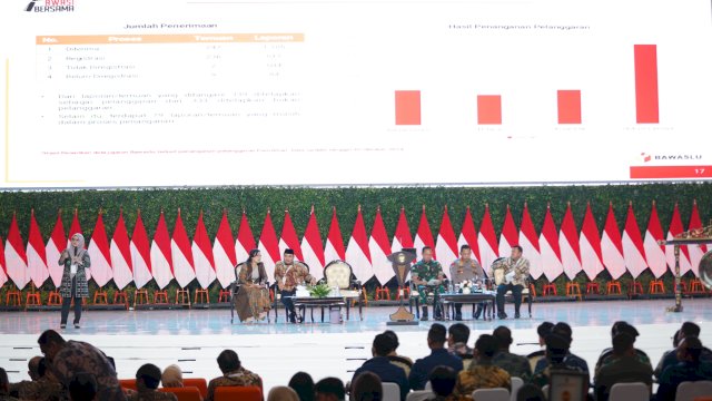 Plh Ketua Bawaslu Lolly Suhenty dalam Rakornas Pemerintah Pusat dan Pemerintah Daerah 2024 yang diselenggarakan oleh Kemendagri di Kabupaten Bogor, Jawa Barat, Kamis (8/11/2024).