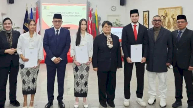 Kementerian Hukum RI melakukan sumpah kewarganegaraan terhadap tiga pemain sepak bola keturunan Indonesia di Kedutaan Besar RI (KBRI) di Copenhagen, Denmark, Jumat (8/11/2024). (ANTARA/HO-Ditjen AHU Kementerian Hukum RI)