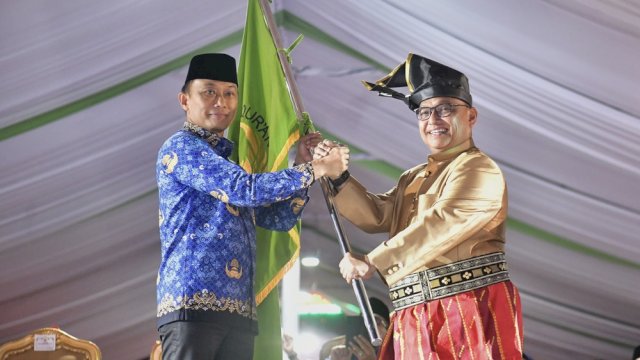 Ketua Umum Dewan Pengurus Korpri Nasional Prof Dr Zudan Arif Fakrulloh memberikan bendera pataka MTQ Korpri Nasional kepada Ketua Dewan Pengurus Korpri Sulsel Hasan Sijaya.
