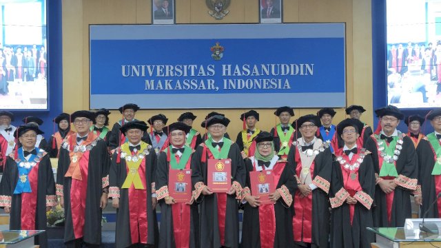 Unhas Kukuhkan Tiga Guru Besar, Dorong Kontribusi Akademik dan Masyarakat