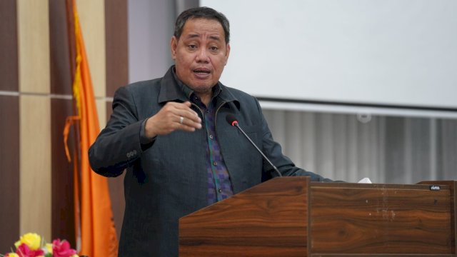 Anggota Bawaslu Herwyn JH Malonda saat memberikan pengarahan di Kabupaten Toraja, Sulawesi Selatan, Senin (11/11/2024).