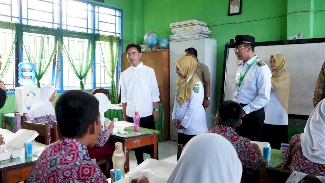 Pj Gubernur Sulsel Prof Zudan Dampingi Wapres Gibran Tinjau Makan Bergizi Gratis di Maros