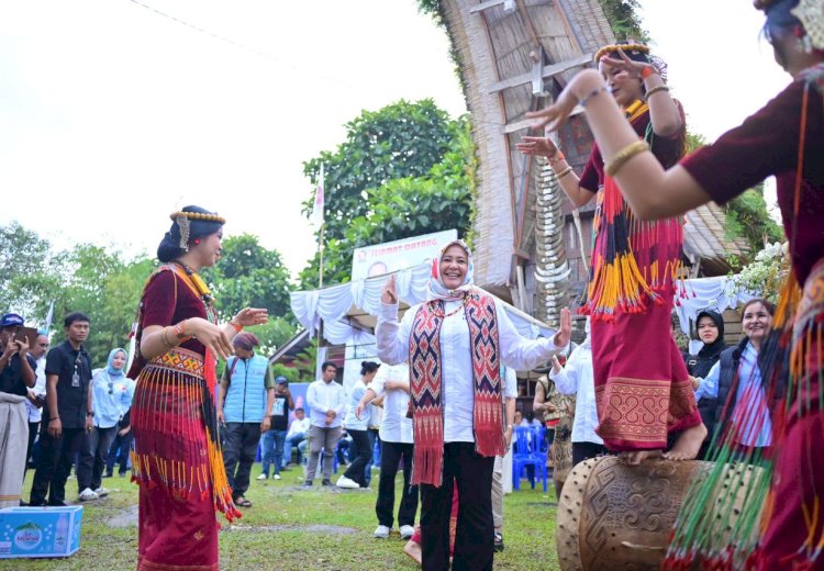 Fatmawati Rusdi Terima Gelar Kehormatan Banne Rara di Toraja Utara
