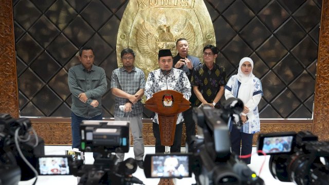 Konferensi pers perkembangan pelaksanaan pemungutan dan penghitungan suara Pilkada Serentak 2024 di kantor KPU.