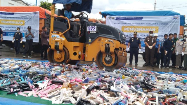Bea Cukai Sulbagsel Musnahkan Barang Ilegal Senilai Rp 10 Miliar