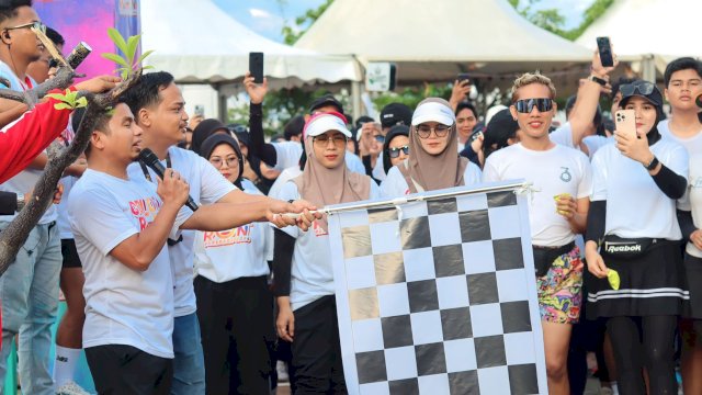 Tasming Hamid Lepas Ratusan Peserta Jalan Sehat Color Run di Taman Mattirotasi