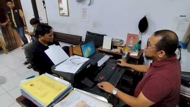 Pria berinisial AA (40) saat menjalani pemeriksaan terkait kasus dugaan penggelapan uang perusahaan bernilai belasan juta rupiah.