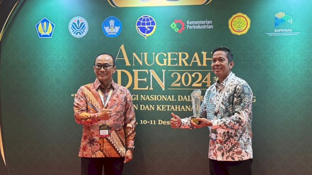 Pj Gubernur Terima Penghargaan DEN 2024, Sulsel Terbaik dalam Mendorong Transisi Energi dan Optimalkan EBT