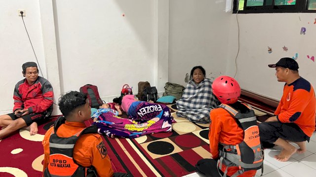 Ratusan warga Kota Makassar terpaksa mengungsi 