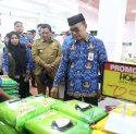 Jelang Nataru, Pj Sekda Tinjau Harga Pasar Tradisional dan Swalayan
