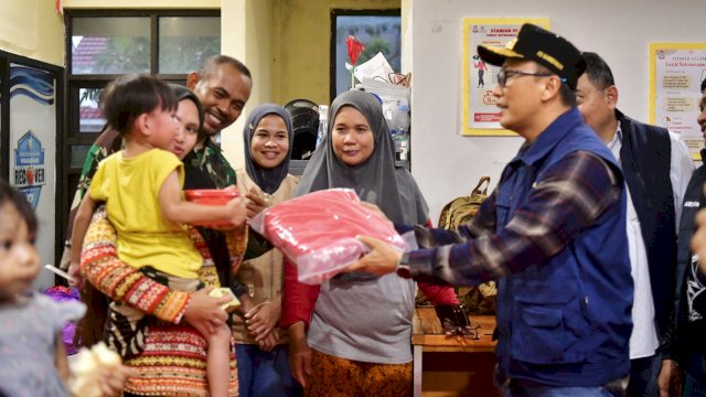 Penjabat Gubernur Sulawesi Selatan, Prof. Zudan Arif Fakrulloh, melakukan kunjungan ke lokasi pengungsian 