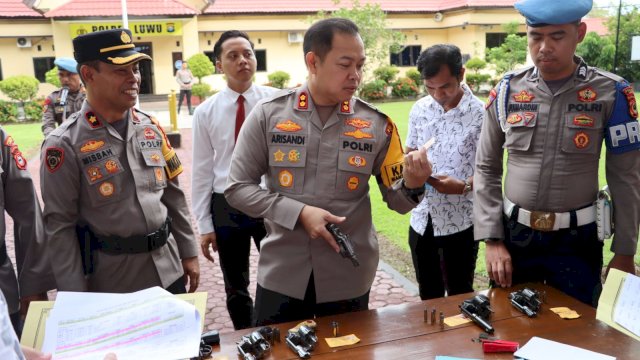Kapolres Luwu AKBP Arisandi, didampingi Wakapolres Luwu Kompol Misbahuddin, Kasi Propam AKP Mirwan Herlambang, Kabag Log AKP Samuji dan Kasiwas AKP Muslih Arsyad.