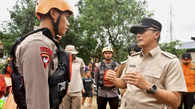 Penjabat Gubernur Sulsel Prof Zudan Arif Fakrulloh meninjau lokasi banjir di Kelurahan Cabbenge, Kabupaten Soppeng, Senin, 23 Desember 2024.