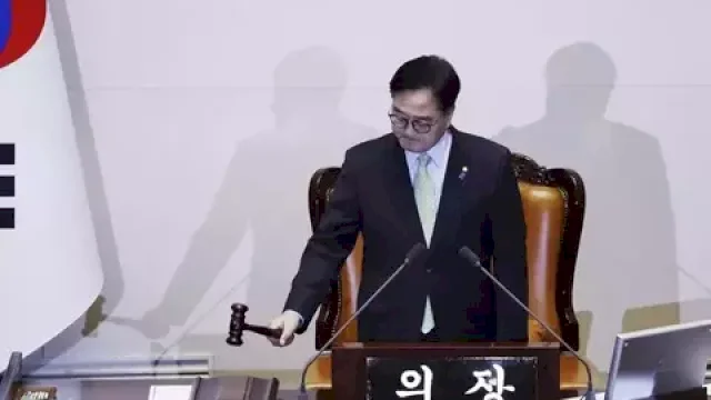 Ketua Majelis Nasional Korea Selatan Woo Won-shik mengetukkan palu untuk menandai dimulainya sidang pleno pemungutan suara pemakzulan Presiden Korea Selatan Yoon Suk Yeol di Majelis Nasional di Seoul, Korea Selatan, Sabtu (7/12/2024). Dunia mempertanyakan apa jadinya jika Presiden Korea Selatan (Korsel) dimakzulkan. (Foto: AP)