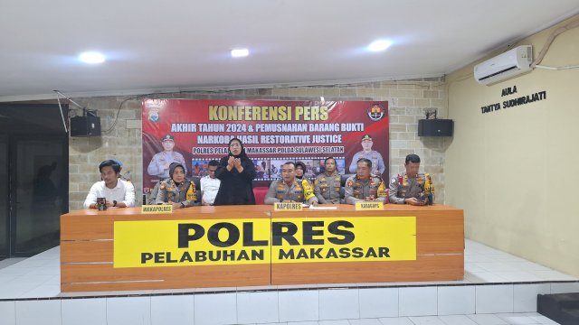 Press Release akhir tahun di Mapolres Pelabuhan Makassar, Senin 30 Desember 2024. 
