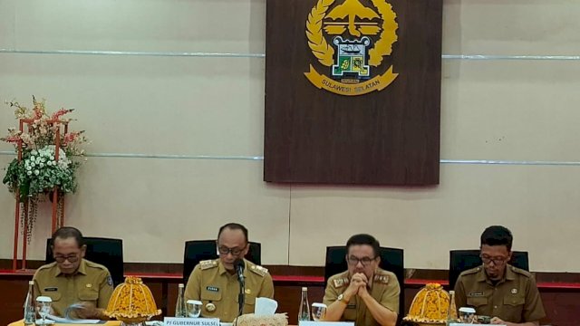 Penjabat Gubernur Sulsel Prof Zudan Arif Fakrulloh memaparkan capaian indikator makro Sulawesi Selatan sepanjang tahun 2024 pada konferensi pers di Ruang Pola, Kantor Gubernur Sulsel.