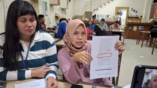 Tenaga honorer bernama Wanny MN didampingi kuasa hukumnya saat memberikan penjelasan terkait dugaan kecurangan pada seleksi penerimaan PPPK di Pemkab Mateng.