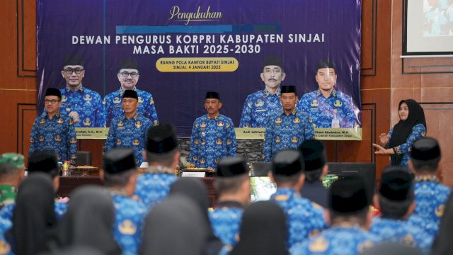 Penjabat Gubernur Sulsel Prof Zudan Arif Fakrulloh menyaksikan pelantikan pengurus KORPRI Kabupaten Sinjai, Sabtu 4 Januari 2025