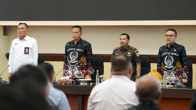 Penjabat Gubernur Sulsel Prof Fadjry Djufry mengikuti Rapat Tindak Lanjut Percepatan Investasi Daerah bersama Kepala Kejaksaan Tinggi (Kajati) Sulsel, Agus Salim, di Ruang Rapat Pimpinan Kantor Gubernur, Kamis, 9 Januari 2025. 