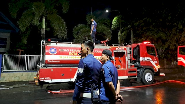 Petugas Pemadam Kebakaran Kota Makassar saat berusaha memadamkan api di lantai dua Kantor Disdik Kota Makassar.