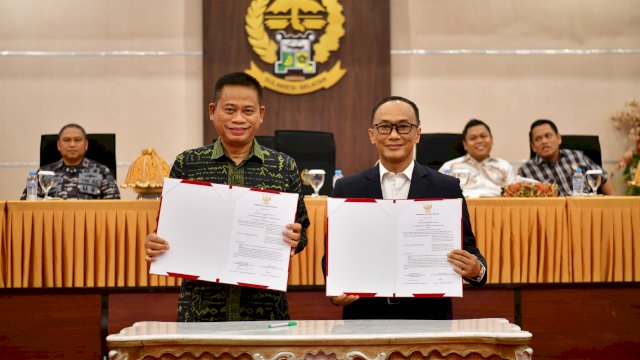 Prof Dr Zudan Arif Fakrulloh sebagai mantan Pj Gubernur Sulsel periode 2024-2025 secara resmi menyerahkan memori jabatan kepada Pj Gubernur Sulsel yang baru Prof Dr Fadjry Djufry.
