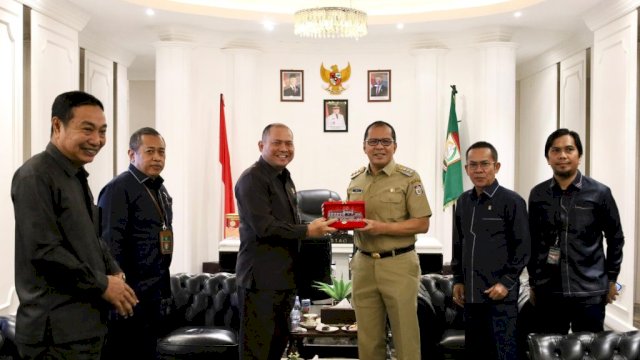 Wali Kota Makassar, Mohammad Ramdhan Pomanto menerima kunjungan Ketua PN Makassar, Dr. I Wayan Gede Rumega S.H MH beserta rombongan, Selasa (14/01/2024).